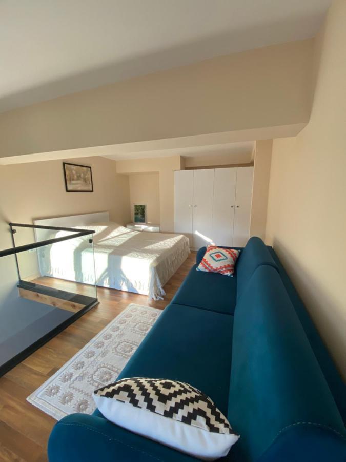 Jon's Duplex Tirana